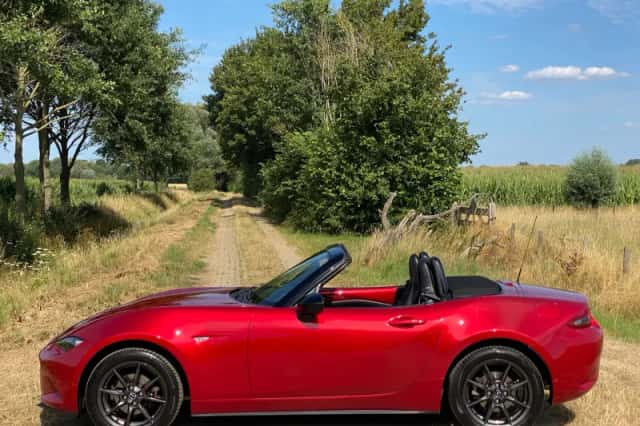 Mazda MX-5 (2015) thumbnail 2