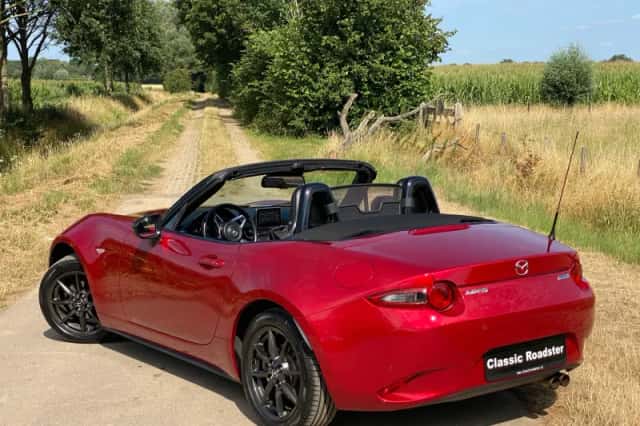 Mazda MX-5 (2015) thumbnail 3