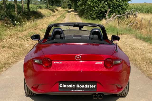 Mazda MX-5 (2015) thumbnail 4