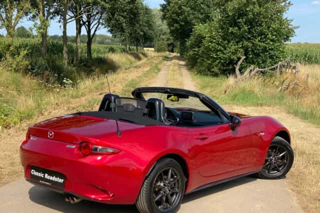 Mazda MX-5 (2015) thumbnail 5