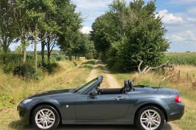 Mazda MX-5 (2010) thumbnail 2
