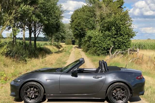 Mazda MX-5 (2016) thumbnail 2