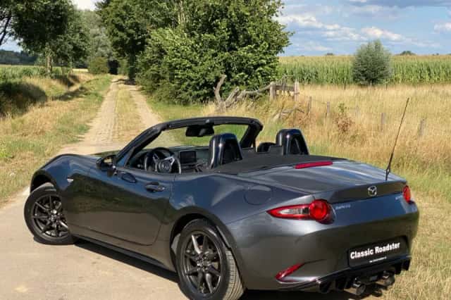 Mazda MX-5 (2016) thumbnail 3