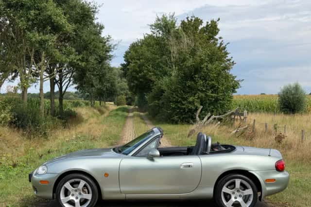 Mazda MX-5 (2003) thumbnail 2