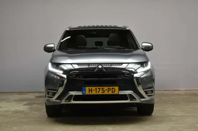 Mitsubishi Outlander (2020) thumbnail 2