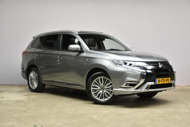 Mitsubishi Outlander (2020) thumbnail 3
