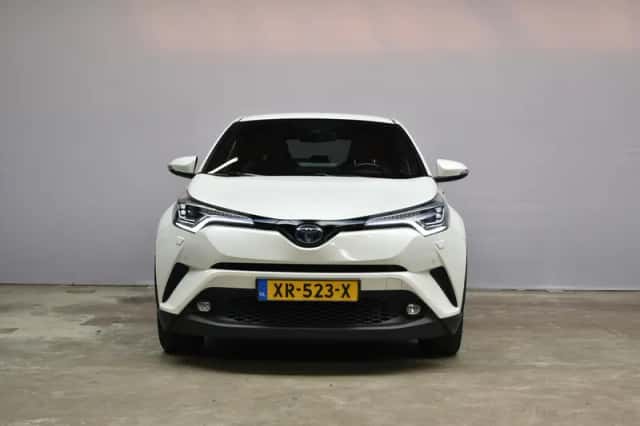 Toyota C-HR (2018) thumbnail 2