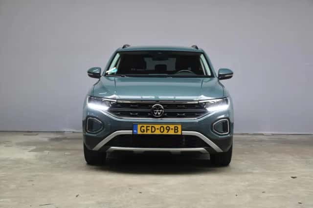 Volkswagen T-Roc (2023) thumbnail 2