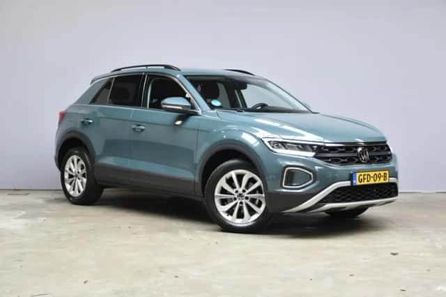 Volkswagen T-Roc (2023) thumbnail 3