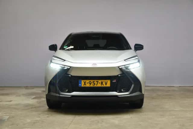 Toyota C-HR (2023) thumbnail 2