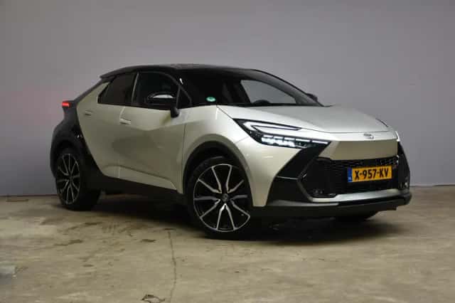 Toyota C-HR (2023) thumbnail 3