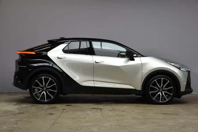 Toyota C-HR (2023) thumbnail 4