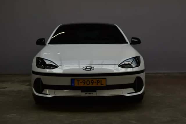 Hyundai Ioniq 6 (2023) thumbnail 2