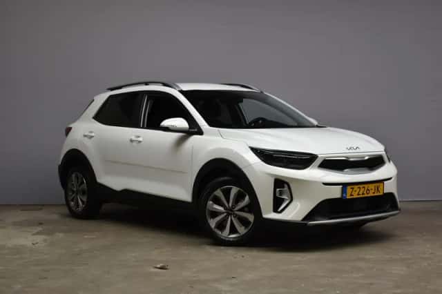 Kia Stonic (2024) thumbnail 3