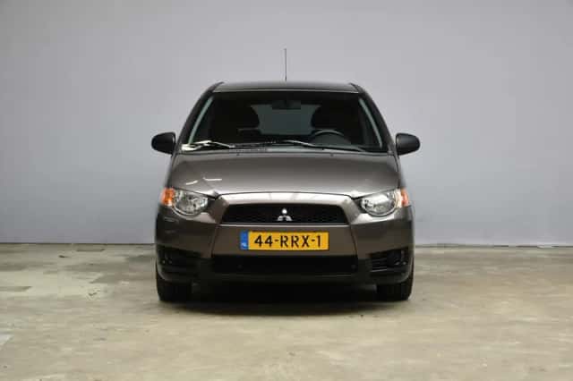 Mitsubishi Colt (2011) thumbnail 2