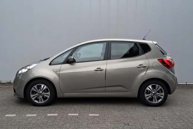 Kia Venga (2015) thumbnail 2