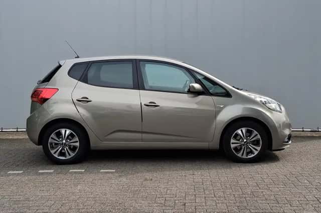 Kia Venga (2015) thumbnail 6