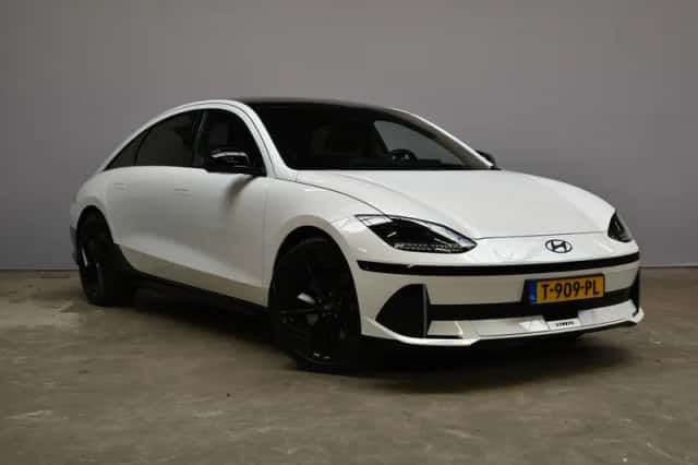 Hyundai Ioniq 6 (2023) thumbnail 3