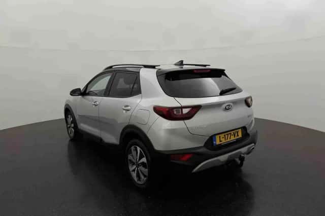 Kia Stonic (2021) thumbnail 2