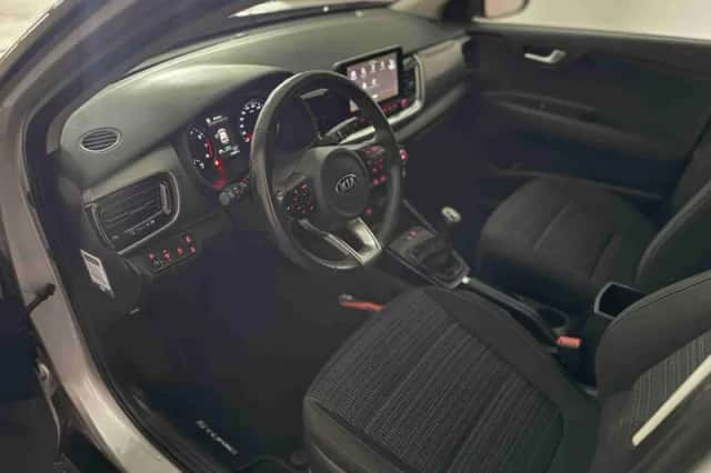 Kia Stonic (2021) thumbnail 3