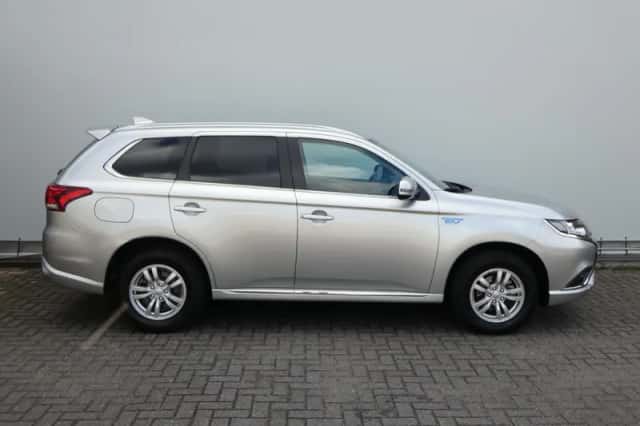 Mitsubishi Outlander (2021) thumbnail 4