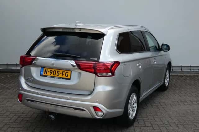 Mitsubishi Outlander (2021) thumbnail 5