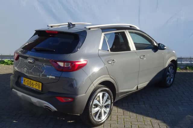 Kia Stonic (2021) thumbnail 3