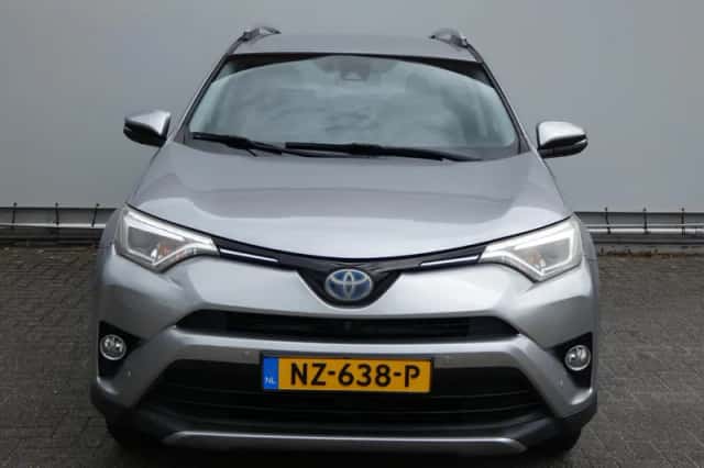 Toyota RAV4 (2016) thumbnail 2