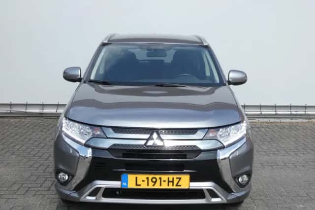 Mitsubishi Outlander (2021) thumbnail 2