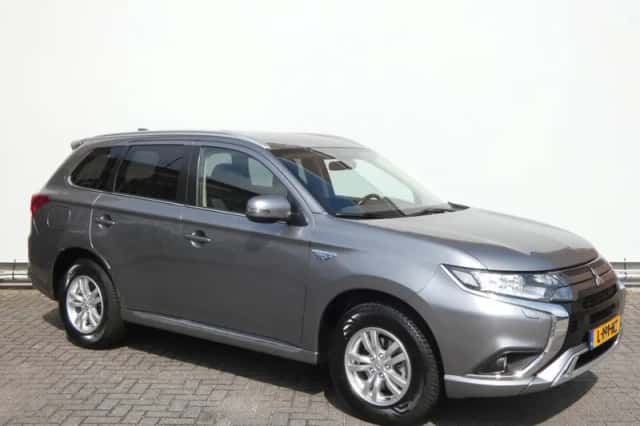 Mitsubishi Outlander (2021) thumbnail 3