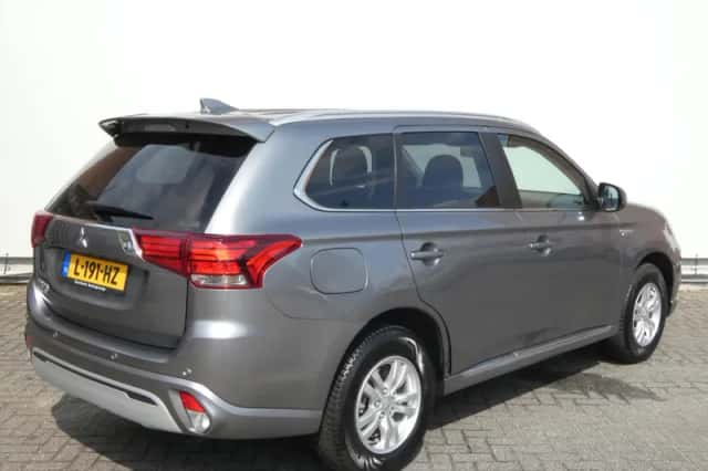 Mitsubishi Outlander (2021) thumbnail 4