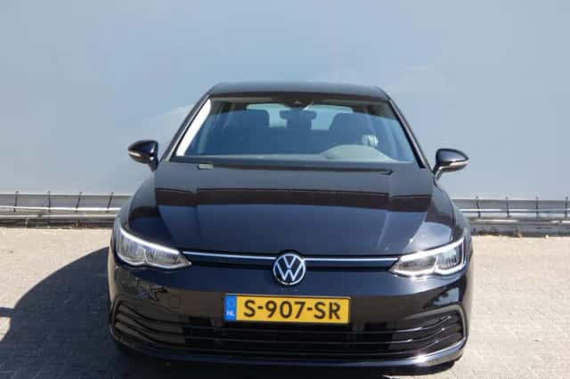 Volkswagen Golf (2023) thumbnail 2
