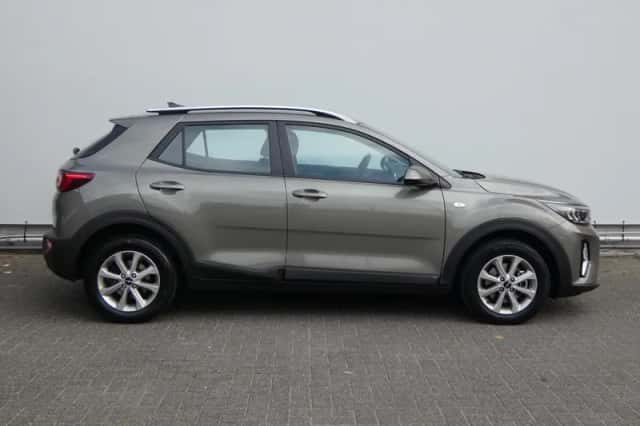 Kia Stonic (2023) thumbnail 4