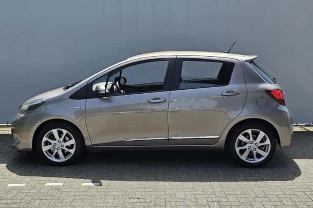 Toyota Yaris (2016) thumbnail 2