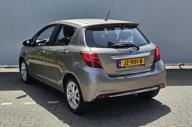 Toyota Yaris (2016) thumbnail 3