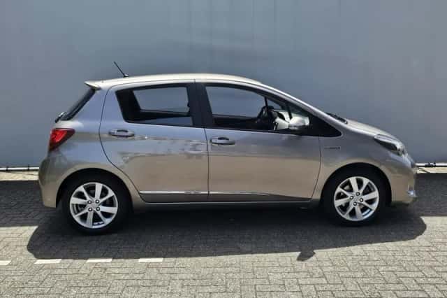 Toyota Yaris (2016) thumbnail 5