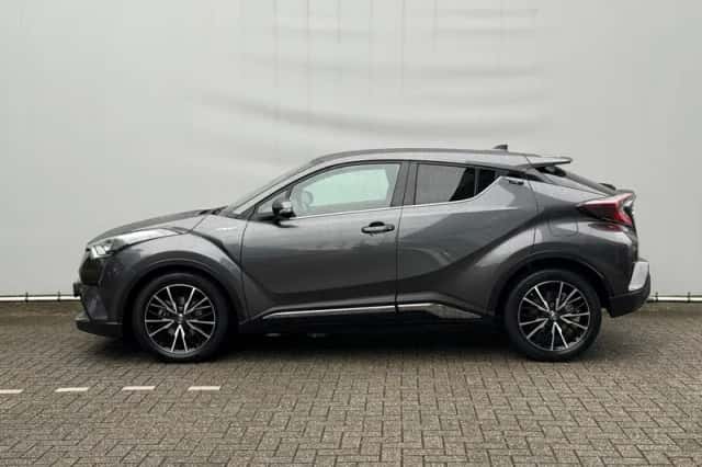 Toyota C-HR (2018) thumbnail 2