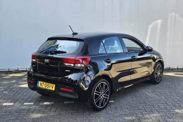 Kia Rio (2017) thumbnail 4