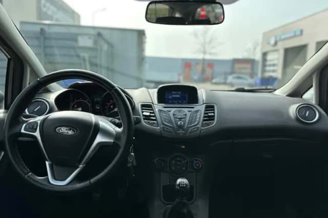 Ford Fiesta (2015) thumbnail 3