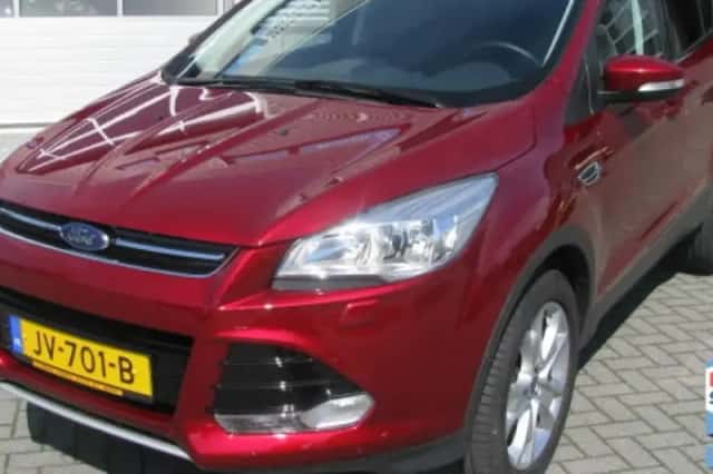 Ford Kuga (2015) thumbnail 1