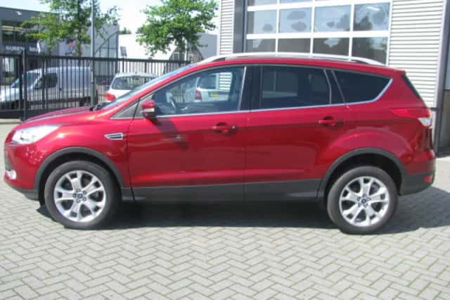 Ford Kuga (2015) thumbnail 3