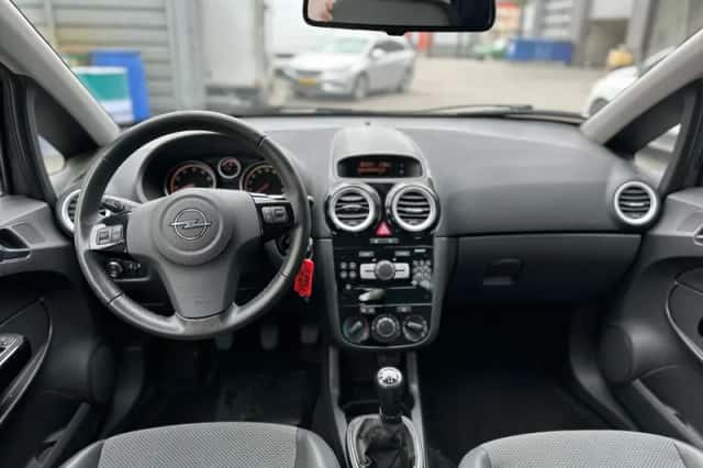 Opel Corsa (2010) thumbnail 2