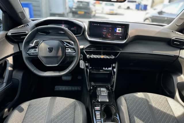 Peugeot 2008 (2024) thumbnail 3