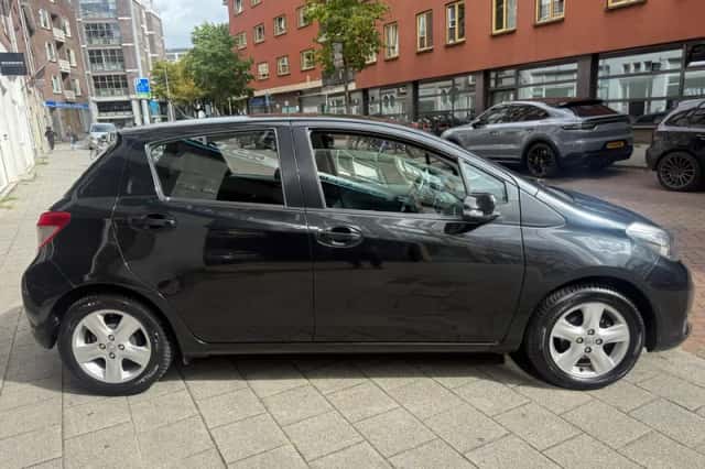Toyota Yaris (2011) thumbnail 4