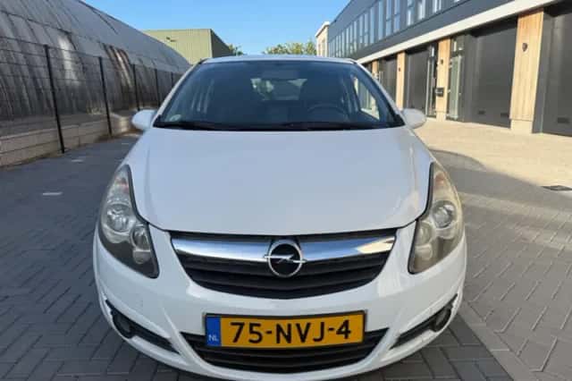 Opel Corsa (2010) thumbnail 2