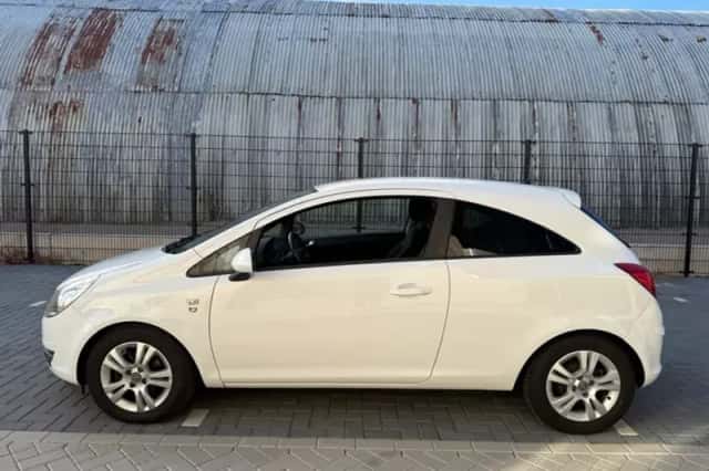 Opel Corsa (2010) thumbnail 4
