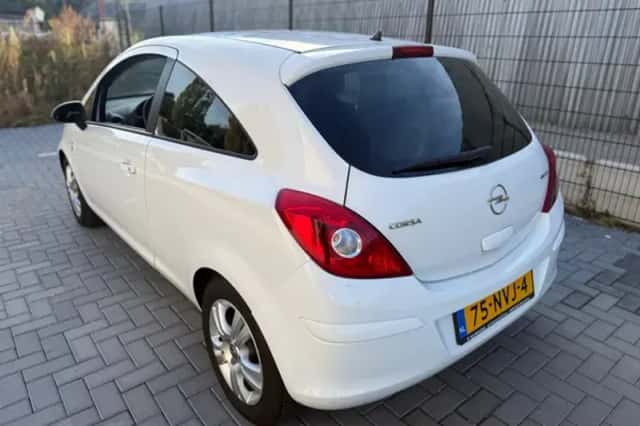 Opel Corsa (2010) thumbnail 5