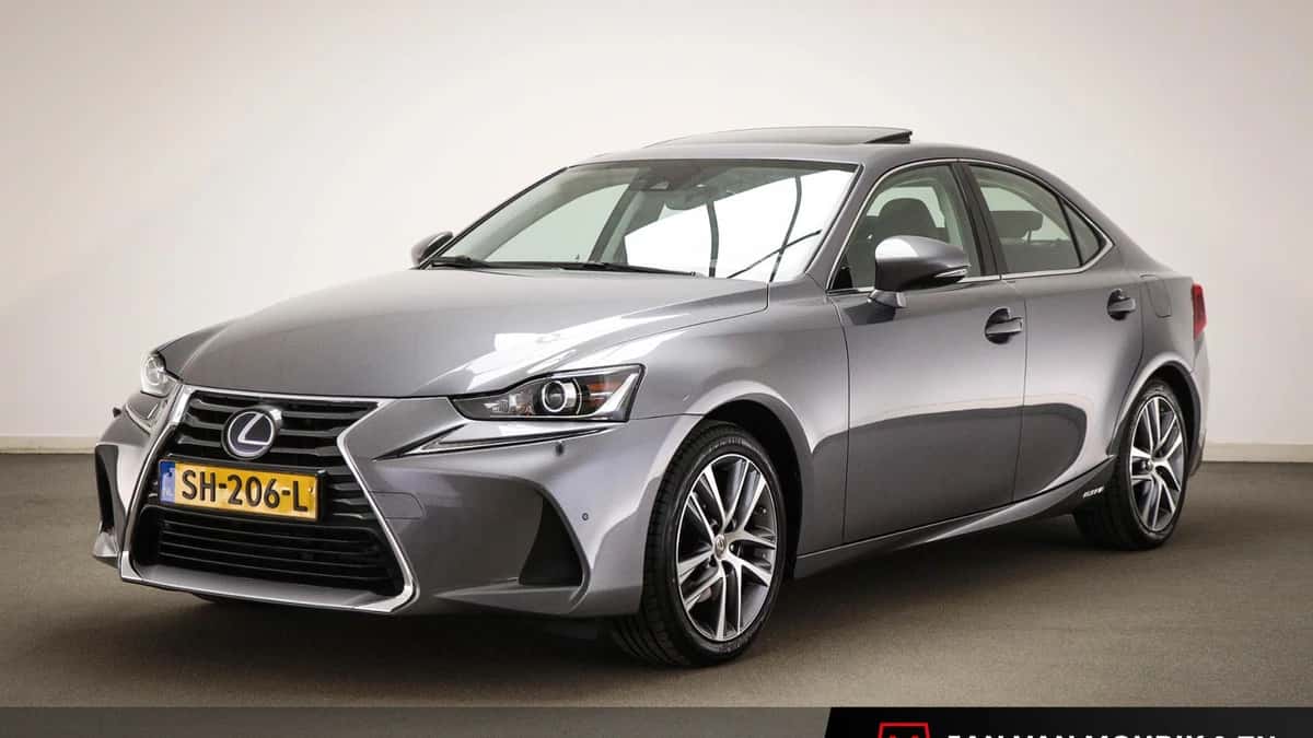 Lexus IS (2018) — foto 1