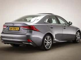 Lexus IS (2018) thumbnail 2