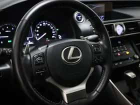 Lexus IS (2018) thumbnail 33